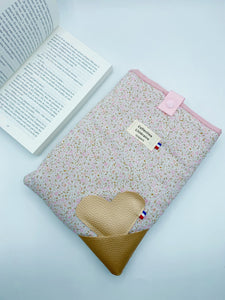 Pochette à livre et Marque-page coeur doré. « Une façon d’aimer  »